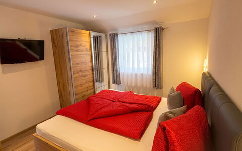 Apartment Bergkristall: Meubilair, Hout, Interieur Ontwerp, Flooring, Bed, Verdieping, Kamer, Slaapkamer, Plafond, Verlichting
