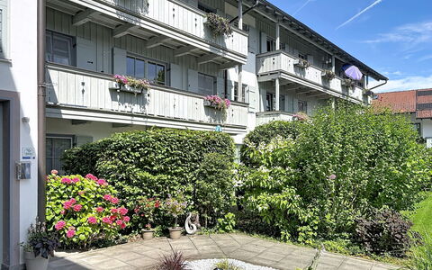 Oberaudorf 300: Struik, Huis, Woongebied, Huis, Tuin, Schaduw, Werf, Binnenplaats, Bloempot