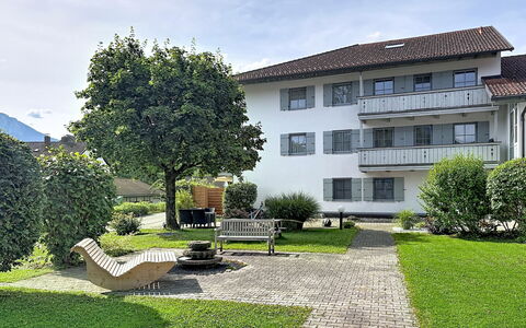 Bergzeit: Gras, Venster, Woongebied, Huis, Huis, Struik, Land Lot, Tuin, Groundcover