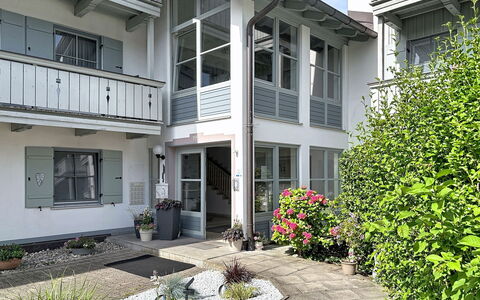 Bergzeit: Woongebied, Struik, Huis, Deur, Balkon, Appartement, Landgoed, Schuifraam, Werf, Trap