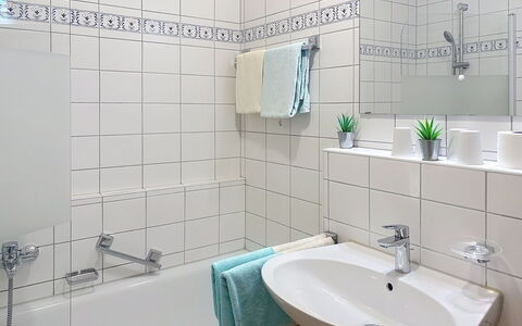 Bergzeit: Badkamer, Wastafel In De Badkamer, Loodgieterswerkinrichting, Wastafel, Interieur Ontwerp, Kraan, Flooring, Loodgieter, Verdieping, Tegel
