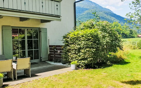 Bergzeit: Groen, Struik, Huis, Huis, Tuin, Schaduw, Verblijf, Werf, Gazon, Landscaping