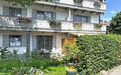 Oberaudorf 300: Struik, Huis, Woongebied, Huis, Tuin, Schaduw, Werf, Binnenplaats, Bloempot
