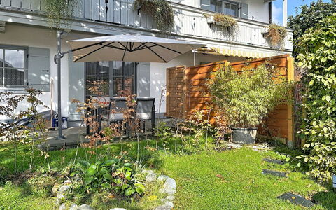 Oberaudorf 300: Struik, Huis, Woongebied, Huis, Tuin, Schaduw, Werf, Binnenplaats, Bloempot