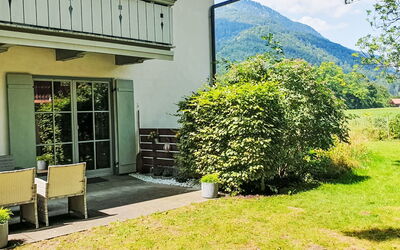 Oberaudorf 300: Groen, Struik, Huis, Huis, Tuin, Schaduw, Verblijf, Werf, Gazon, Landscaping
