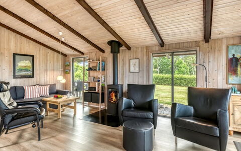 Clea - 250M to the Fjord: Hout, Flooring, Houten Vloer, Interieur Ontwerp, Plafond, Meubilair, Verdieping, Woonkamer, Hardwood, Beits
