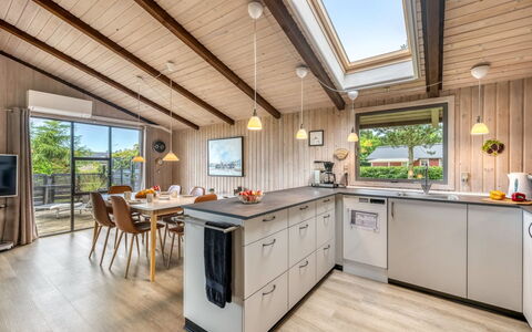 Clea - 250M to the Fjord: Hout, Keuken, Flooring, Houten Vloer, Huis, Keuken En Eettafel, Hardwood, Beits, Countertop, Plafond