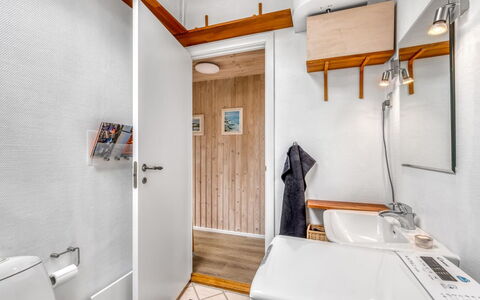 Clea - 250M to the Fjord: Flooring, Hout, Verdieping, Loodgieterswerkinrichting, Interieur Ontwerp, Loodgieter, Kraan, Wastafel, Badkamer, Kamer