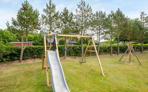 Clea - 250M to the Fjord: Speeltoestel, Dia Van De Speelplaats, Openbare Ruimte, Speelplaats, Chute, Schaduw, Tuin, Park, Landscaping, Schommel