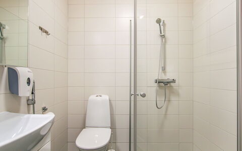 Salavan Tsaari: Wc Bril, Badkamer, Toilet, Loodgieterswerkinrichting, Flooring, Muur, Verdieping, Interieur Ontwerp, Wastafel In De Badkamer, Wastafel