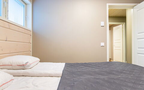 Kuhmoinen 642: Interieur Ontwerp, Slaapkamer, Hout, Verdieping, Flooring, Bed, Plafond, Kamer, Laken, Bedding