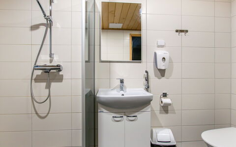 Kuhmoinen 642: Badkamer, Loodgieterswerkinrichting, Wastafel In De Badkamer, Flooring, Muur, Interieur Ontwerp, Wastafel, Verdieping, Toilet, Kraan