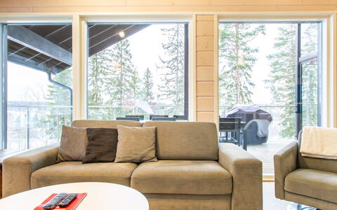 Kuhmoinen 642: Meubilair, Interieur Ontwerp, Bankstel, Flooring, Woonkamer, Verdieping, Hout, Plafond, Kamer, Verlichting