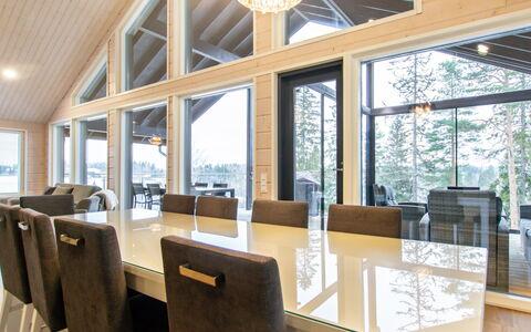 Kuhmoinen 642: Hout, Plafond, Interieur Ontwerp, Lichte Inrichting, Kroonluchter, Woonkamer, Keuken En Eettafel, Hardwood, Stoel, Straal