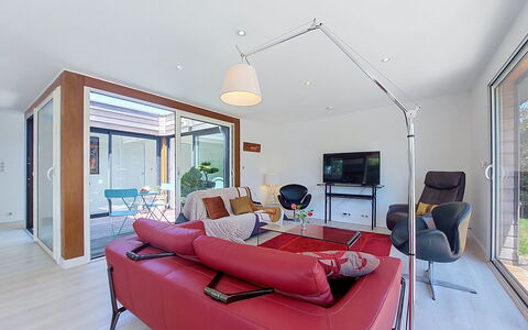 Bois et Lumière: Meubilair, Interieur Ontwerp, Bankstel, Flooring, Woonkamer, Plafond, Verdieping, Kamer, Verlichting, Tafel