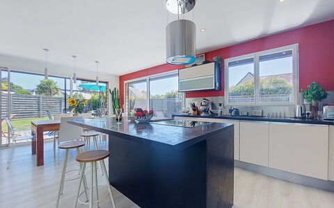 Bois et Lumière: Keuken, Countertop, Interieur Ontwerp, Meubilair, Flooring, Toestel Van De Keuken, Plafond, Verdieping, Cabinetry, Huis