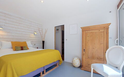 Bois et Lumière: Meubilair, Interieur Ontwerp, Slaapkamer, Bed, Muur, Flooring, Hout, Verdieping, Plafond, Laken