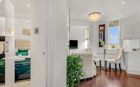 Chelsea Apartment: Struik, Tuin, Woongebied, Plantengemeenschap, Land Lot, Groundcover, Landscaping, Backyard, Werf