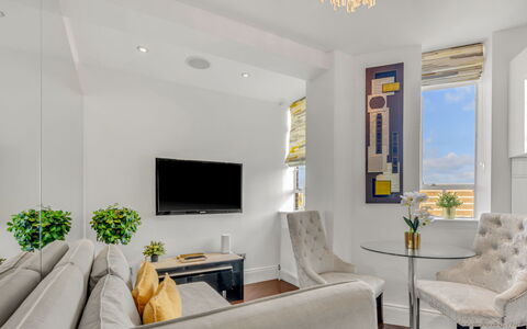 Chelsea Apartment: Struik, Tuin, Woongebied, Plantengemeenschap, Land Lot, Groundcover, Landscaping, Backyard, Werf