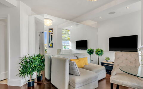 Chelsea Apartment: Struik, Tuin, Woongebied, Plantengemeenschap, Land Lot, Groundcover, Landscaping, Backyard, Werf