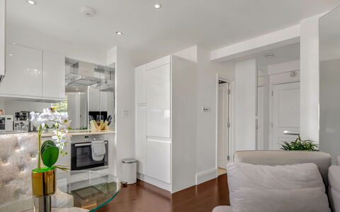 Chelsea Apartment: Struik, Tuin, Woongebied, Plantengemeenschap, Land Lot, Groundcover, Landscaping, Backyard, Werf