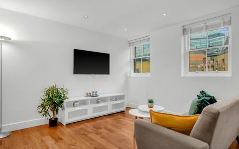 Spitafields Apartment: Struik, Tuin, Woongebied, Plantengemeenschap, Land Lot, Groundcover, Landscaping, Backyard, Werf
