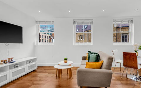 Spitafields Apartment: Struik, Tuin, Woongebied, Plantengemeenschap, Land Lot, Groundcover, Landscaping, Backyard, Werf