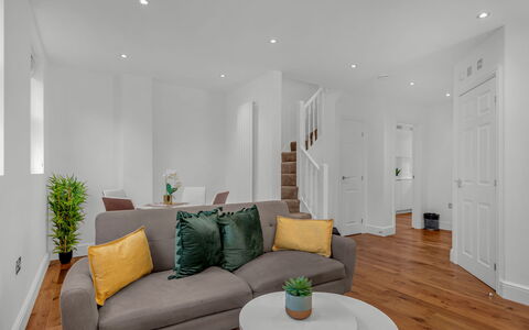 Spitafields Apartment: Struik, Tuin, Woongebied, Plantengemeenschap, Land Lot, Groundcover, Landscaping, Backyard, Werf