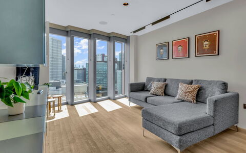 Stratford Loft: Struik, Tuin, Woongebied, Plantengemeenschap, Land Lot, Groundcover, Landscaping, Backyard, Werf