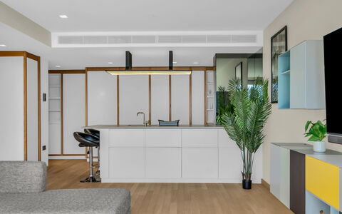 Stratford Loft: Struik, Tuin, Woongebied, Plantengemeenschap, Land Lot, Groundcover, Landscaping, Backyard, Werf