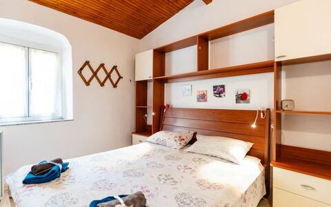 Lily: Meubilair, Bed, Interieur Ontwerp, Slaapkamer, Muur, Hout, Laken, Bedding, Kamer, Flooring