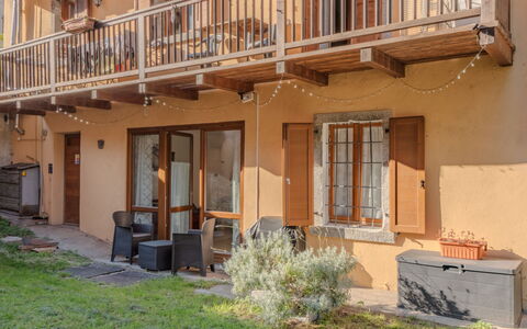 Stefani: Muur, Hout, Facade, Deur, Woongebied, Huis, Huis, Balkon, Schaduw, Beits