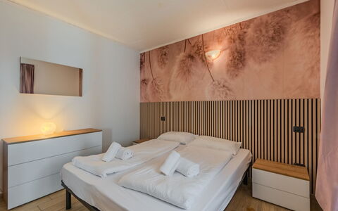 Stefani: Interieur Ontwerp, Slaapkamer, Hout, Verdieping, Laken, Bed, Flooring, Bedding, Plafond, Verlichting