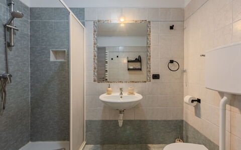 Stefani: Badkamer, Wastafel In De Badkamer, Loodgieterswerkinrichting, Flooring, Muur, Verdieping, Interieur Ontwerp, Wastafel, Toilet, Kraan