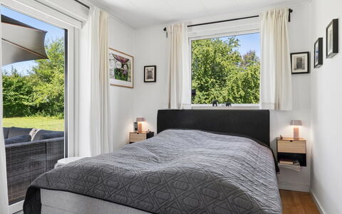 Antonie - 350M from the Sea: Bed, Meubilair, Interieur Ontwerp, Slaapkamer, Bedding, Laken, Linens, Flooring, Plafond, Verdieping