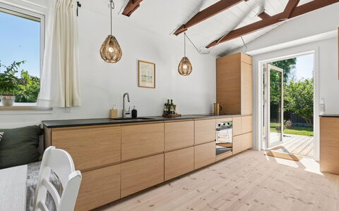 Antonie - 350M from the Sea: Keuken, Countertop, Flooring, Hout, Meubilair, Interieur Ontwerp, Cabinetry, Verdieping, Toestel Van De Keuken, Kast