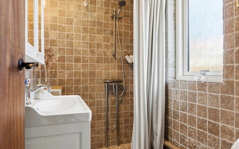 Antonie - 350M from the Sea: Badkamer, Loodgieterswerkinrichting, Muur, Flooring, Interieur Ontwerp, Wastafel In De Badkamer, Wastafel, Verdieping, Kraan, Loodgieter