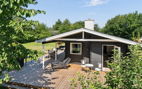 Antonie - 350M from the Sea: Hout, Huis, Verblijf, Deur, Veranda, Hardwood, Schaduw, Garden Gebouwen, Siding, Landgoed