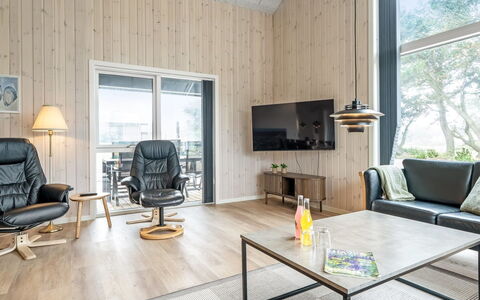 Merita - 600M from the Sea: Hout, Flooring, Interieur Ontwerp, Plafond, Verdieping, Houten Vloer, Meubilair, Woonkamer, Huis, Hardwood