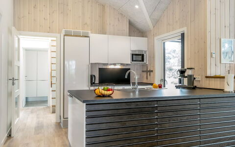 Merita - 600M from the Sea: Hout, Keuken, Plafond, Flooring, Interieur Ontwerp, Toestel Van De Keuken, Countertop, Major Appliance, Huis, Huishoudapparatuur
