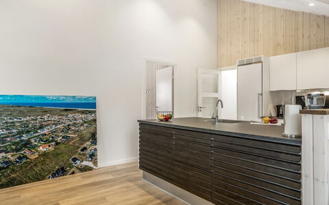 Merita - 600M from the Sea: Flooring, Hout, Interieur Ontwerp, Plafond, Verdieping, Houten Vloer, Meubilair, Kamer, Laminaatvloer, Keuken