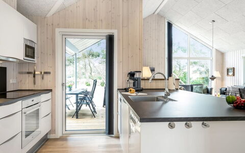 Merita - 600M from the Sea: Hout, Keuken, Countertop, Plafond, Loodgieterswerkinrichting, Houten Vloer, Hardwood, Toestel Van De Keuken, Stoel, Plank