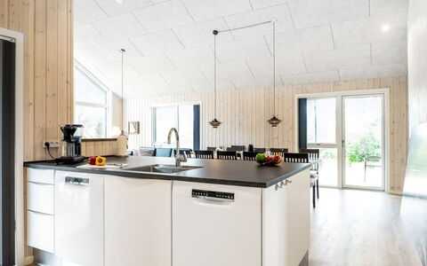 Merita - 600M from the Sea: Keuken, Hout, Countertop, Toestel Van De Keuken, Interieur Ontwerp, Plafond, Meubilair, Major Appliance, Lichte Inrichting, Keuken En Eettafel