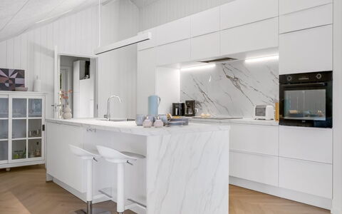 Tameran - from the Sea: Keuken, Flooring, Interieur Ontwerp, Countertop, Hout, Meubilair, Toestel Van De Keuken, Verdieping, Cabinetry, Plafond