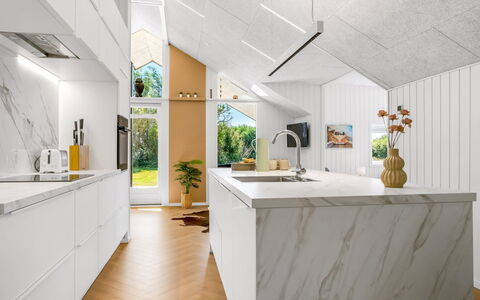 Tameran - from the Sea: Keuken, Hout, Flooring, Countertop, Interieur Ontwerp, Verdieping, Meubilair, Plafond, Toestel Van De Keuken, Houten Vloer