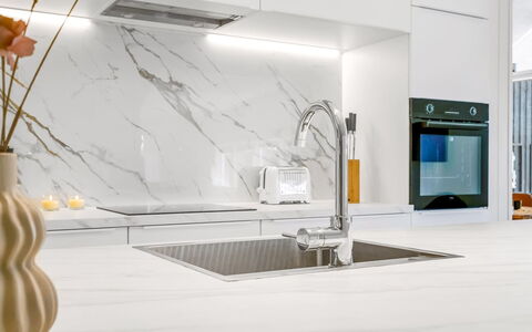 Tameran - from the Sea: Keuken, Countertop, Interieur Ontwerp, Toestel Van De Keuken, Flooring, Verdieping, Meubilair, Cabinetry, Kraan, Lichte Inrichting