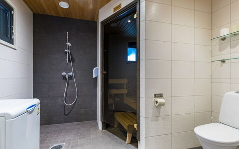 Golfarinkunnas 6A: Flooring, Loodgieterswerkinrichting, Verdieping, Muur, Interieur Ontwerp, Hout, Badkamer, Toilet, Plafond, Wastafel