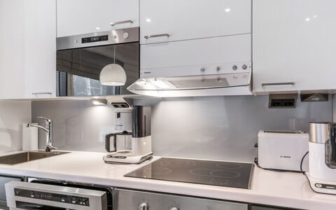 Golfarinkunnas 6B: Toestel Van De Keuken, Keuken, Countertop, Major Appliance, Huishoudapparatuur, Cabinetry, Fornuis, Interieur Ontwerp, Fornuis, Small Appliance