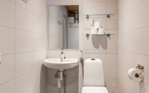 Golfarinkunnas 6B: Muur, Interieur Ontwerp, Flooring, Verdieping, Loodgieterswerkinrichting, Badkamer, Kamer, Toilet, Wastafel In De Badkamer, Slaapkamer