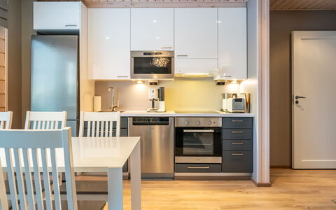 Golfarinkunnas 9A: Meubilair, Interieur Ontwerp, Keuken, Flooring, Major Appliance, Hout, Toestel Van De Keuken, Plafond, Verdieping, Countertop